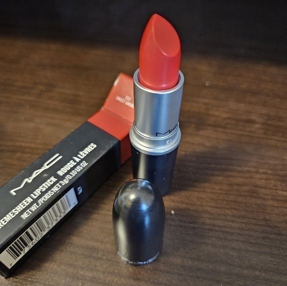 MAC CREMESHEEN LIPSTICK in Sweet Sakura (NIB) - Picture 3 of 5